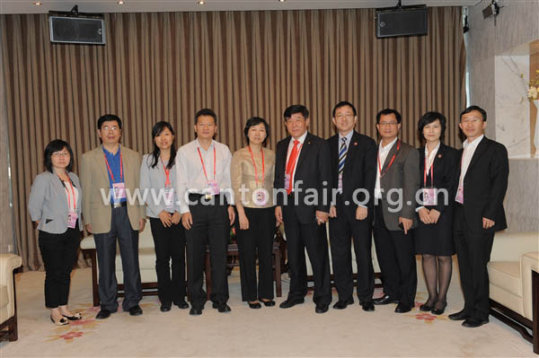 2012年10月,时任国家知识产权局专利复审委副主任王霄蕙在时任广东省知识产权局副局长唐毅陪同下调研了第112届广交会知识产权投诉接待站,并与部分工作人员合影。