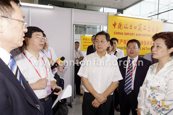 2012年10月,时任广东省副省长陈云贤(中)在时任广东省知识产权局局长陶凯元陪同下,考察了第112届广交会知识产权保护工作。