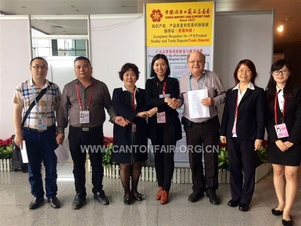 2017年4月,广交会投诉接待站有效解决客商贸易纠纷投诉,大家握手致谢(第121届)。