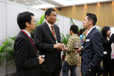 PDC论坛结束后,设计与企业代表们相互交流认识.